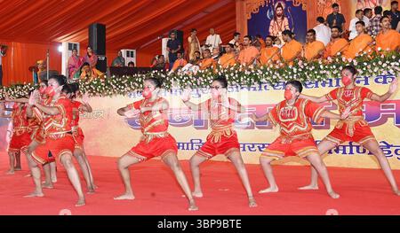 Patna, Inde. 06 juillet 2025. PATNA, INDE - 6 JUILLET : artistes jouant lors du Sanatan Mahakumbh à Gandhi Maidan le 6 juillet 2025 à Patna, Inde. (Photo de Santosh Kumar/Hindustan Times/Sipa USA ) crédit : Sipa USA/Alamy Live News Banque D'Images