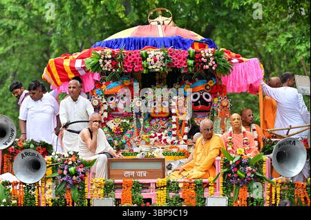NOIDA, INDE - 6 JUILLET : des dévots tirent le char transportant Lord Jagannath, son frère Balabhadra et sa sœur Subhadra parmi les personnes rassemblées lors de la procession de Jagannath Rath Yatra, dans le secteur 34, le 6 juillet 2025 à Noida, Inde. Jagannath Rath Yatra, également connu sous le nom de Festival chariot ou Shree Gundicha Yatra, est un festival hindou majeur célébré chaque année dans la ville côtière. Le célèbre festival, généralement célébré en juin-juillet, commence lorsque Lord Jagannath et ses deux frères et sœurs - le frère aîné Lord Balabhadra et la sœur cadette Devi Subhadra sont prêts à donner le darshan au public dans le chariot Banque D'Images