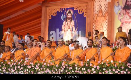 Patna, Inde. 06 juillet 2025. PATNA, INDE - 6 JUILLET : les saints exécutent des rituels pendant Sanatan Mahakumbh à Gandhi Maidan le 6 juillet 2025 à Patna, Inde. (Photo de Santosh Kumar/Hindustan Times/Sipa USA ) crédit : Sipa USA/Alamy Live News Banque D'Images