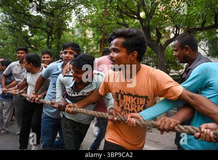 NOIDA, INDE - 6 JUILLET : des dévots tirent le char transportant Lord Jagannath, son frère Balabhadra et sa sœur Subhadra parmi les personnes rassemblées lors de la procession de Jagannath Rath Yatra, dans le secteur 34, le 6 juillet 2025 à Noida, Inde. Jagannath Rath Yatra, également connu sous le nom de Festival chariot ou Shree Gundicha Yatra, est un festival hindou majeur célébré chaque année dans la ville côtière. Le célèbre festival, généralement célébré en juin-juillet, commence lorsque Lord Jagannath et ses deux frères et sœurs - le frère aîné Lord Balabhadra et la sœur cadette Devi Subhadra sont prêts à donner le darshan au public dans le chariot Banque D'Images