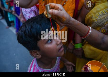 NOIDA, INDE - 6 JUILLET : des dévots tirent le char transportant Lord Jagannath, son frère Balabhadra et sa sœur Subhadra parmi les personnes rassemblées lors de la procession de Jagannath Rath Yatra, dans le secteur 34, le 6 juillet 2025 à Noida, Inde. Jagannath Rath Yatra, également connu sous le nom de Festival chariot ou Shree Gundicha Yatra, est un festival hindou majeur célébré chaque année dans la ville côtière. Le célèbre festival, généralement célébré en juin-juillet, commence lorsque Lord Jagannath et ses deux frères et sœurs - le frère aîné Lord Balabhadra et la sœur cadette Devi Subhadra sont prêts à donner le darshan au public dans le chariot Banque D'Images