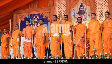 Patna, Inde. 06 juillet 2025. PATNA, INDE - 6 JUILLET : les saints exécutent des rituels pendant Sanatan Mahakumbh à Gandhi Maidan le 6 juillet 2025 à Patna, Inde. (Photo de Santosh Kumar/Hindustan Times/Sipa USA ) crédit : Sipa USA/Alamy Live News Banque D'Images
