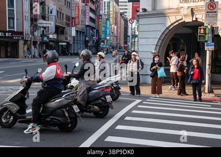 En attendant que les feux de circulation changent à Taipei, Taiwan Banque D'Images