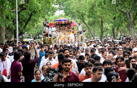 NOIDA, INDE - 6 JUILLET : des dévots tirent le char transportant Lord Jagannath, son frère Balabhadra et sa sœur Subhadra parmi les personnes rassemblées lors de la procession de Jagannath Rath Yatra, dans le secteur 34, le 6 juillet 2025 à Noida, Inde. Jagannath Rath Yatra, également connu sous le nom de Festival chariot ou Shree Gundicha Yatra, est un festival hindou majeur célébré chaque année dans la ville côtière. Le célèbre festival, généralement célébré en juin-juillet, commence lorsque Lord Jagannath et ses deux frères et sœurs - le frère aîné Lord Balabhadra et la sœur cadette Devi Subhadra sont prêts à donner le darshan au public dans le chariot Banque D'Images