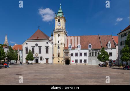 Bratislava, Slovaquie. Vue sur la place Hlavne namestie et l'ancien hôtel de ville Banque D'Images