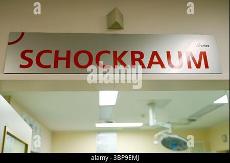 Berlin, Allemagne. 07 juillet 2025. Vue d'un panneau indiquant 'Shock room' à vivantes Klinikum am Urban à Kreuzberg. Crédit : Katharina Kausche/dpa/Alamy Live News Banque D'Images