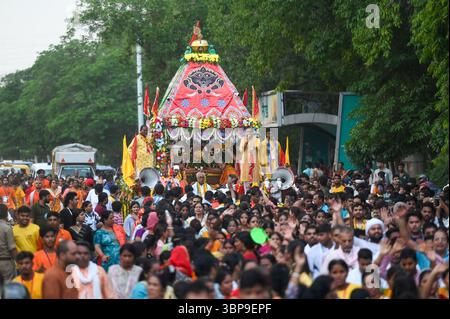 NOIDA, INDE - 6 JUILLET : des dévots tirent le char transportant Lord Jagannath, son frère Balabhadra et sa sœur Subhadra parmi les personnes rassemblées lors de la procession de Jagannath Rath Yatra, dans le secteur 34, le 6 juillet 2025 à Noida, Inde. Jagannath Rath Yatra, également connu sous le nom de Festival chariot ou Shree Gundicha Yatra, est un festival hindou majeur célébré chaque année dans la ville côtière. Le célèbre festival, généralement célébré en juin-juillet, commence lorsque Lord Jagannath et ses deux frères et sœurs - le frère aîné Lord Balabhadra et la sœur cadette Devi Subhadra sont prêts à donner le darshan au public dans le chariot Banque D'Images