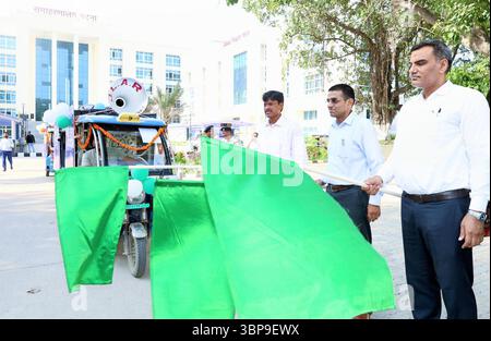 Patna, Inde. 06 juillet 2025. PATNA, INDE - 5 JUILLET : le magistrat du district de Patna Tyagrajan S.M. débarque 21 véhicules de sensibilisation e-rickshaw sur le campus du Collectorat le 5 juillet 2025 à Patna, en Inde. (Photo de Santosh Kumar/Hindustan Times/Sipa USA ) crédit : Sipa USA/Alamy Live News Banque D'Images
