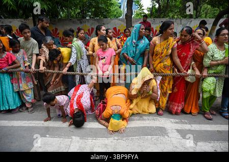 NOIDA, INDE - 6 JUILLET : des dévots tirent le char transportant Lord Jagannath, son frère Balabhadra et sa sœur Subhadra parmi les personnes rassemblées lors de la procession de Jagannath Rath Yatra, dans le secteur 34, le 6 juillet 2025 à Noida, Inde. Jagannath Rath Yatra, également connu sous le nom de Festival chariot ou Shree Gundicha Yatra, est un festival hindou majeur célébré chaque année dans la ville côtière. Le célèbre festival, généralement célébré en juin-juillet, commence lorsque Lord Jagannath et ses deux frères et sœurs - le frère aîné Lord Balabhadra et la sœur cadette Devi Subhadra sont prêts à donner le darshan au public dans le chariot Banque D'Images