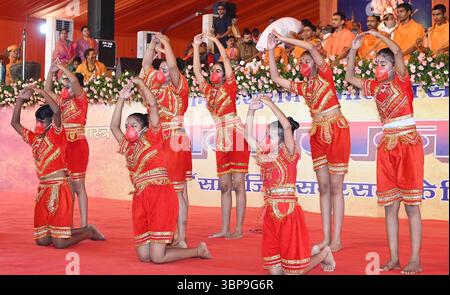 Patna, Inde. 06 juillet 2025. PATNA, INDE - 6 JUILLET : artistes jouant lors du Sanatan Mahakumbh à Gandhi Maidan le 6 juillet 2025 à Patna, Inde. (Photo de Santosh Kumar/Hindustan Times/Sipa USA ) crédit : Sipa USA/Alamy Live News Banque D'Images