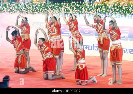 Patna, Inde. 06 juillet 2025. PATNA, INDE - 6 JUILLET : artistes jouant lors du Sanatan Mahakumbh à Gandhi Maidan le 6 juillet 2025 à Patna, Inde. (Photo de Santosh Kumar/Hindustan Times/Sipa USA ) crédit : Sipa USA/Alamy Live News Banque D'Images