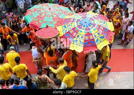 NOIDA, INDE - 6 JUILLET : des dévots tirent le char transportant Lord Jagannath, son frère Balabhadra et sa sœur Subhadra parmi les personnes rassemblées lors de la procession de Jagannath Rath Yatra, dans le secteur 34, le 6 juillet 2025 à Noida, Inde. Jagannath Rath Yatra, également connu sous le nom de Festival chariot ou Shree Gundicha Yatra, est un festival hindou majeur célébré chaque année dans la ville côtière. Le célèbre festival, généralement célébré en juin-juillet, commence lorsque Lord Jagannath et ses deux frères et sœurs - le frère aîné Lord Balabhadra et la sœur cadette Devi Subhadra sont prêts à donner le darshan au public dans le chariot Banque D'Images