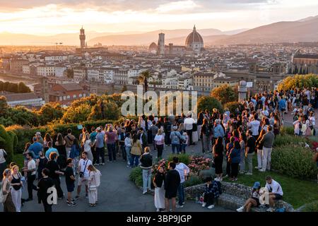Florence, Italie - 10 mai 2025 : les touristes se sont rassemblés à Piazzale Michelangelo en regardant le coucher de soleil sur les gratte-ciel de la ville et le Duomo Banque D'Images