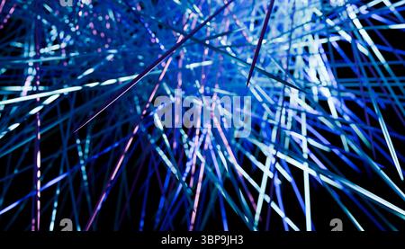 Les faisceaux lumineux bleus et violets vibrants se croisent sur un fond sombre. Rendu 3D. Banque D'Images