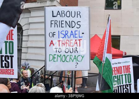 Londres, Royaume-Uni. 7 juillet 2025. Les partisans se rassemblent devant le tribunal de première instance de Westminster pendant l'audience de Chris Nineham de Stop the War Coalition et Ben Jamal de Palestine Solidarity Campaign. Les deux militants ont été arrêtés lors d'une manifestation pro-palestinienne dans le centre de Londres. Crédit : Vuk Valcic/Alamy Live News Banque D'Images