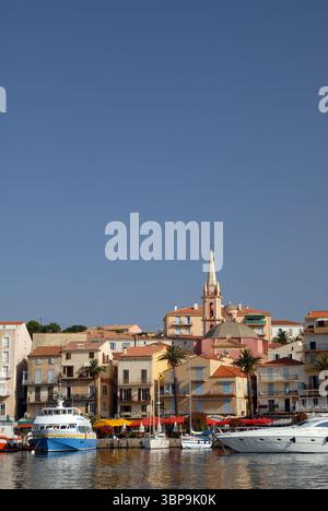 23 JUIN 2019 - Calvi, Corse - Une vue sur la marina de Caliv, Corse montrant la ville et les yachts. Banque D'Images