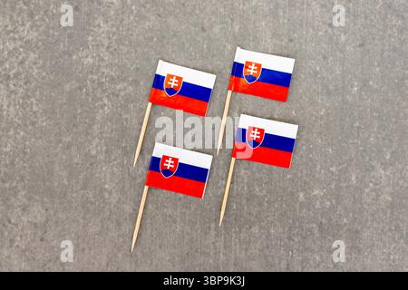 Ensemble de quatre drapeaux Slovaquie disposés sur fond gris Banque D'Images