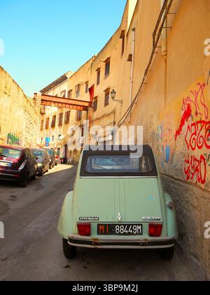 Vintage vert menthe Citroën voiture garée sur la rue graffiti colorée à Palerme, Sicile Banque D'Images