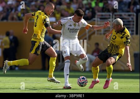 Federico Valverde (8) du Real Madrid C.F. défend contre Waldemar Anton (3) du Borussia Dortmund et Julian Ryerson (26) du Borussia Dortmund lors du match des quarts de finale de la Coupe du monde des clubs FIFA 2025 entre le Borussia Dortmund FC d'Allemagne et le Real Madrid C.F. d'Espagne, au MetLife Stadium, East Rutherford, NJ, le 5 juillet, 2025. avec une participation de 76 611, le Real Madrid C.F. a éliminé Borussia Dortmund 3-2. (Photo par Anthony Behar/Sipa USA) Banque D'Images