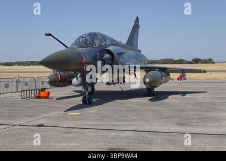 Armée de l'air française Dassault Mirage 2000D exposé statique à la base aérienne de Beja lors du salon aérien annuel au Portugal, 2024. Banque D'Images