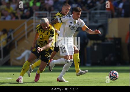 Federico Valverde (8) du Real Madrid C.F. défend contre Waldemar Anton (3) du Borussia Dortmund et Julian Ryerson (26) du Borussia Dortmund lors du match des quarts de finale de la Coupe du monde des clubs FIFA 2025 entre le Borussia Dortmund FC d'Allemagne et le Real Madrid C.F. d'Espagne, au MetLife Stadium, East Rutherford, NJ, le 5 juillet, 2025. avec une participation de 76 611, le Real Madrid C.F. a éliminé Borussia Dortmund 3-2. (Photo par Anthony Behar/Sipa USA) Banque D'Images