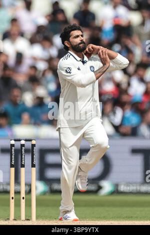 Birmingham, Royaume-Uni. 06 juillet 2025. Ravindra Jadeja de l'Inde livre le ballon lors du 2ème Rothesay test match jour 5 Angleterre - Inde à Edgbaston, Birmingham, Royaume-Uni, 6 juillet 2025 (photo par Mark Cosgrove/News images) à Birmingham, Royaume-Uni le 7/6/2025. (Photo de Mark Cosgrove/News images/SIPA USA) crédit : SIPA USA/Alamy Live News Banque D'Images