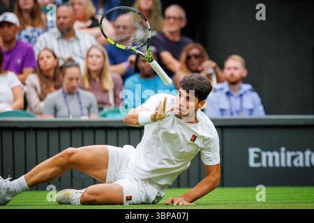 Londres, Royaume-Uni. 06 juillet 2025. Carlos Alcaraz (ESP) lors du match de troisième tour contre Andrey Rublev au Championnat de Wimbledon au All England Lawn Tennis & Croquet Club, Londres le dimanche 6 juillet 2025. Photo de Patrick Hamilton/Sipa USA) crédit : Sipa USA/Alamy Live News Banque D'Images