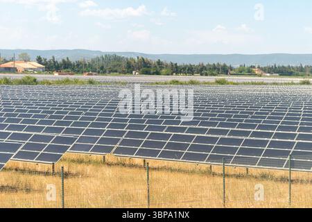 Ferme à panneaux solaires à grande échelle dans le cadre de Mountain Valley Banque D'Images