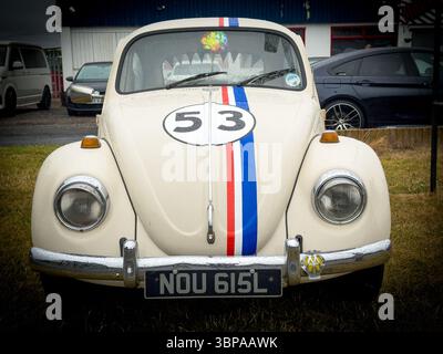 Classic Volkswagen Beetle avec des rayures de course et le numéro 53 affiché en évidence sur son capot lors d'un rassemblement de voitures Banque D'Images