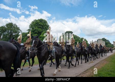Windsor, Berkshire, Royaume-Uni. 7 juillet 2025. Militaire sur la longue marche. Ce fut une matinée chargée à Windsor, Berkshire aujourd'hui alors que la répétition de la visite d'État du président français Emmanuel Macron a eu lieu aujourd'hui. La visite d’État aura lieu demain au CHÂTEAU DE WINDSOR où Macron et son épouse Brigitte Macron rejoindront le roi Charles III et la reine Camilla ainsi que d’autres membres de la famille royale, dont le duc et la duchesse de Galles. Le Royal Party traversera la ville escortée par des militaires en calèche, puis dans le château de Windsor. Crédit : Maureen McLean/Alamy Live News Banque D'Images
