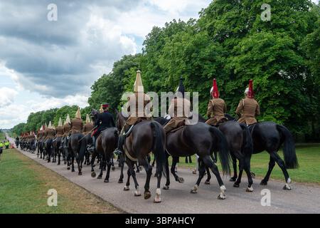 Windsor, Berkshire, Royaume-Uni. 7 juillet 2025. Militaire sur la longue marche. Ce fut une matinée chargée à Windsor, Berkshire aujourd'hui alors que la répétition de la visite d'État du président français Emmanuel Macron a eu lieu aujourd'hui. La visite d’État aura lieu demain au CHÂTEAU DE WINDSOR où Macron et son épouse Brigitte Macron rejoindront le roi Charles III et la reine Camilla ainsi que d’autres membres de la famille royale, dont le duc et la duchesse de Galles. Le Royal Party traversera la ville escortée par des militaires en calèche, puis dans le château de Windsor. Crédit : Maureen McLean/Alamy Live News Banque D'Images