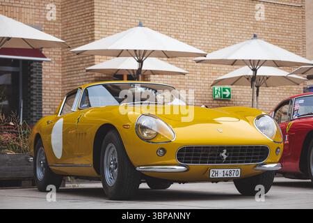 05-07-2025 Kemptthal, Suisse. Ferrari 275 GTB jaune classique exposée à un salon de voitures classiques. Gros plan, téléobjectif, personne Banque D'Images