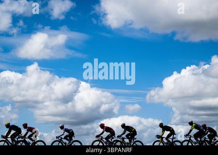 Dunkerque, France. 07 juillet 2025. Le peloton de coureurs mis en scène lors de la troisième étape du Tour de France cycliste 2025, de Valenciennes à Dunkerque (178 km) le lundi 07 juillet 2025 en France. La 112ème édition du Tour de France débute le samedi 5 juillet à Lille, France, et se terminera à Paris, France, le 27 juillet. BELGA PHOTO JASPER JACOBS crédit : Belga News Agency/Alamy Live News Banque D'Images