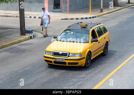 Varadero, Cuba - 2 septembre 2023 : voiture de taxi Skoda Octavia Combi Mk1 jaune dans les rues de Varadero, Cuba Banque D'Images