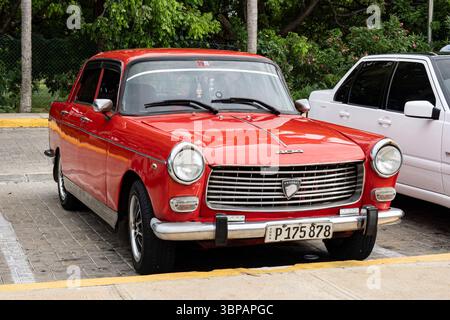 Varadero, Cuba - 2 septembre 2023 : voiture ancienne Peugeot 404 rouge française à Cuba, garée dans la rue Banque D'Images