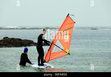 Cours de planche à voile à El Cotillo, Fuerteventura, Îles Canaries, Espagne, Europe, UE . Prise 2025 Banque D'Images