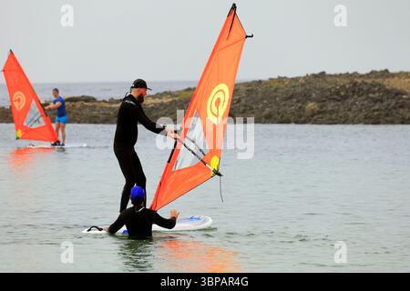 Cours de planche à voile à El Cotillo, Fuerteventura, Îles Canaries, Espagne, Europe, UE . Prise 2025 Banque D'Images
