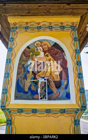 Saint Joseph avec le bébé Jésus, image au sanctuaire au bord de la route de Höflein (L97) près du village de Rauth, à l'ouest de la ville de Viktring, région de Wörther See (lac Wörth), Alpes calcaires du Sud, près de Klagenfurt, Carinthie, Autriche Banque D'Images