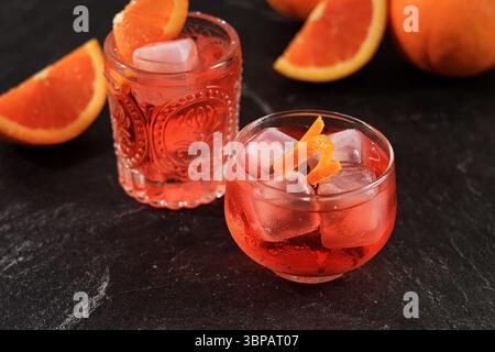 Mezcal Negroni cocktail sur petit verre, Smoky Italian Aperitivo. Banque D'Images