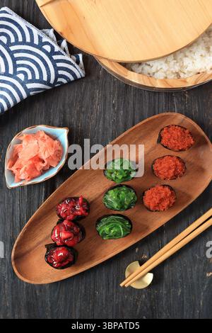 Vue de dessus Gunkan Maki Sushi Set sur assiette en bois, cuisine japonaise Banque D'Images