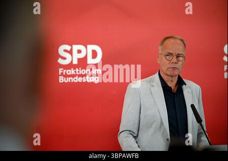 Berlin, Allemagne. 07 juillet 2025. Matthias Miersch, chef du groupe parlementaire SPD, prend la parole avant le début des réunions du groupe parlementaire SPD. Crédit : Niklas Treppner/dpa/Alamy Live News Banque D'Images