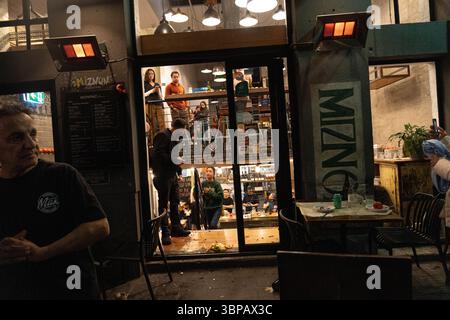Melbourne, Australie. 04 juillet 2025. La nourriture que les manifestants ont jetée est vue par terre. Un restaurant de Melbourne, « Miznon », lié à un groupe humanitaire israélien, devient une scène de crime alors que les manifestants renversent des tables, brisent des assiettes, des bouteilles et du verre. de nombreux manifestants ont été arrêtés. (Photo de Gemma Hubeek/SOPA images/SIPA USA) crédit : SIPA USA/Alamy Live News Banque D'Images
