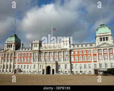Vue de face du bâtiment Admiralty extension à Londres, Royaume-Uni, avec un drapeau de l'Union Jack, deux dômes verts et un ciel nuageux spectaculaire au-dessus Banque D'Images