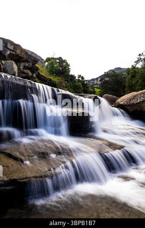 La cascade des Cascades dans la rivière Mahai dans les montagnes du Drakensberg, Afrique du Sud, photographiée avec exposition en rondins. Banque D'Images
