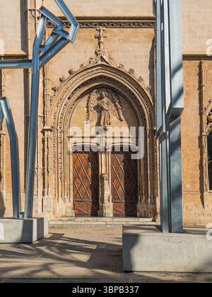 Palma de Majorque, Espagne - 12 juillet 2024 : entrée de la Llotja de Palma sur la façade avant avec fresque Ange des marchands ci-dessus Banque D'Images