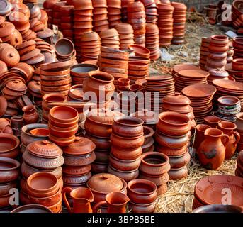 Une collection de poterie en terre cuite exposée à un marché. Différents produits de poterie dans une foire traditionnelle à Chittagong, Bangladesh appelé Jobbarer Banque D'Images