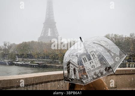 Un touriste marchant sous la neige, Paris, novembre 2024. Banque D'Images