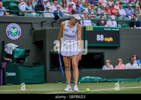 Londres, Londres, Grande-Bretagne. 7 juillet 2025. Belinda Bencic de Suisse sert à Ekaterina Alexandrova lors des Championnats de Wimbledon, 7.7.2025 à Londres (All England Lawn Tennis and Croquet Club), Grande-Bretagne - photo : Mathias Schulz (crédit image : © Mathias Schulz/ZUMA Press Wire) USAGE ÉDITORIAL SEULEMENT ! Non destiné à UN USAGE commercial ! Banque D'Images