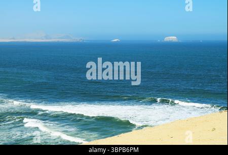 Vue panoramique de la réserve nationale de Paracas, connue sous le nom d'endroit où le désert rencontre l'océan, région d'ICA, Pérou, Amérique du Sud Banque D'Images