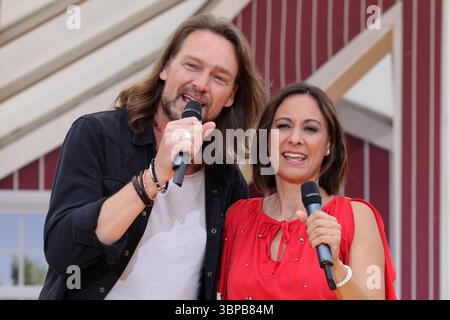 Immer wieder sonntags, Folge 4 Oliver Thomas und Irene di Turi. ARD-Unterhaltungsshow Immer Wieder sonntags. TV-Aufzeichnung und Live-Übertragung vom 06.07.2025 aus dem Wasserpark Rulantica, Rust. Baden-Württemberg, Deutschland. *** Immer wieder sonntags, épisode 4 Oliver Thomas et Irene di Turi ARD spectacle de divertissement Immer wieder sonntags enregistrement TV et diffusion en direct du 06 07 2025 depuis le parc aquatique Rulantica, Rust Baden Württemberg, Allemagne Banque D'Images